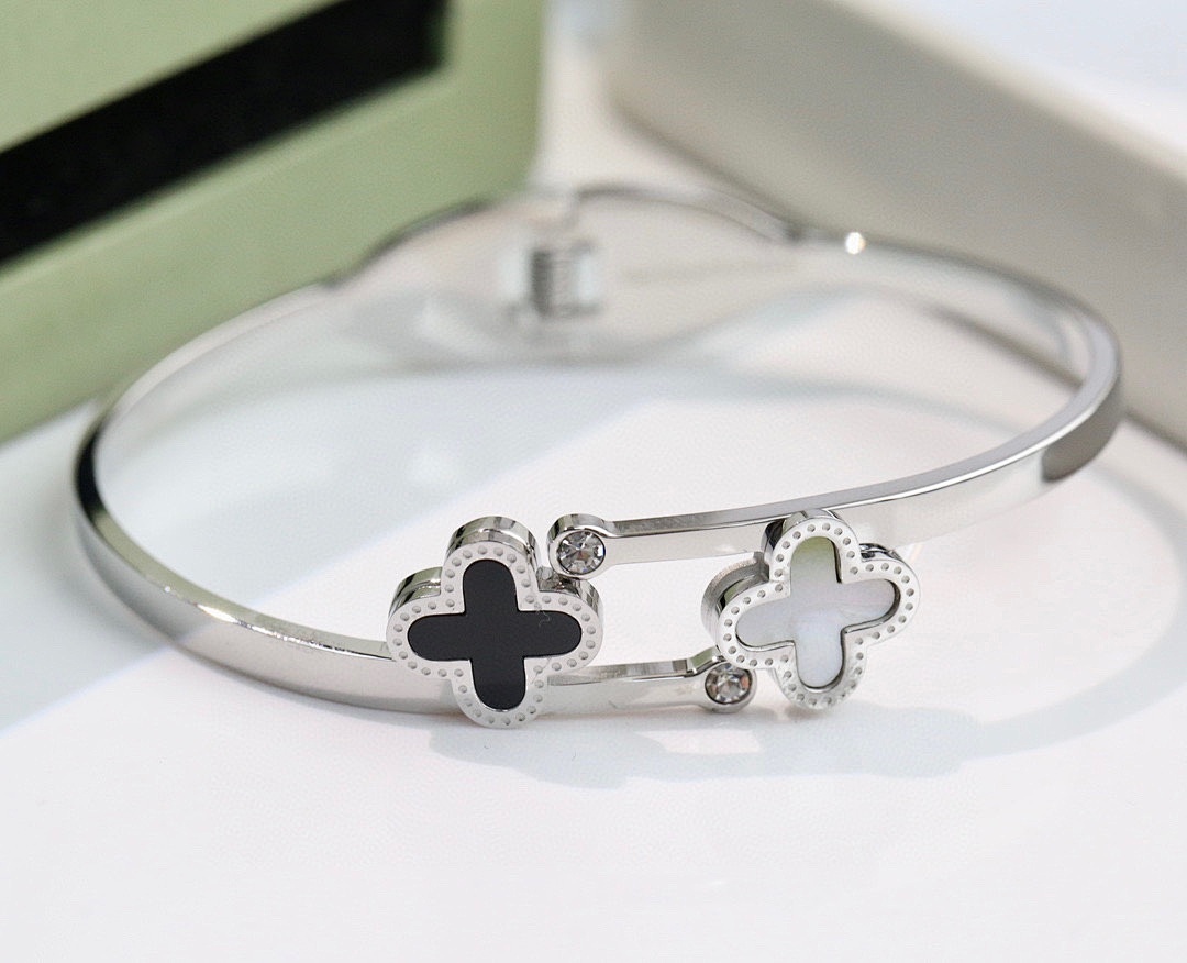 VCA Bracelet 154