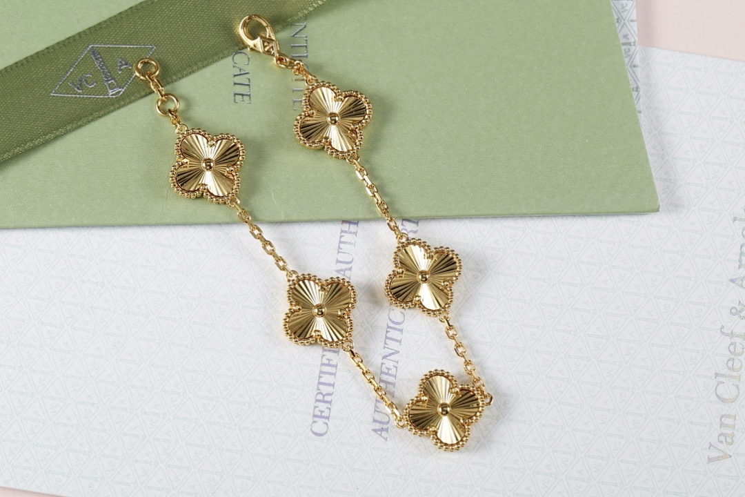 VCA Bracelet 156
