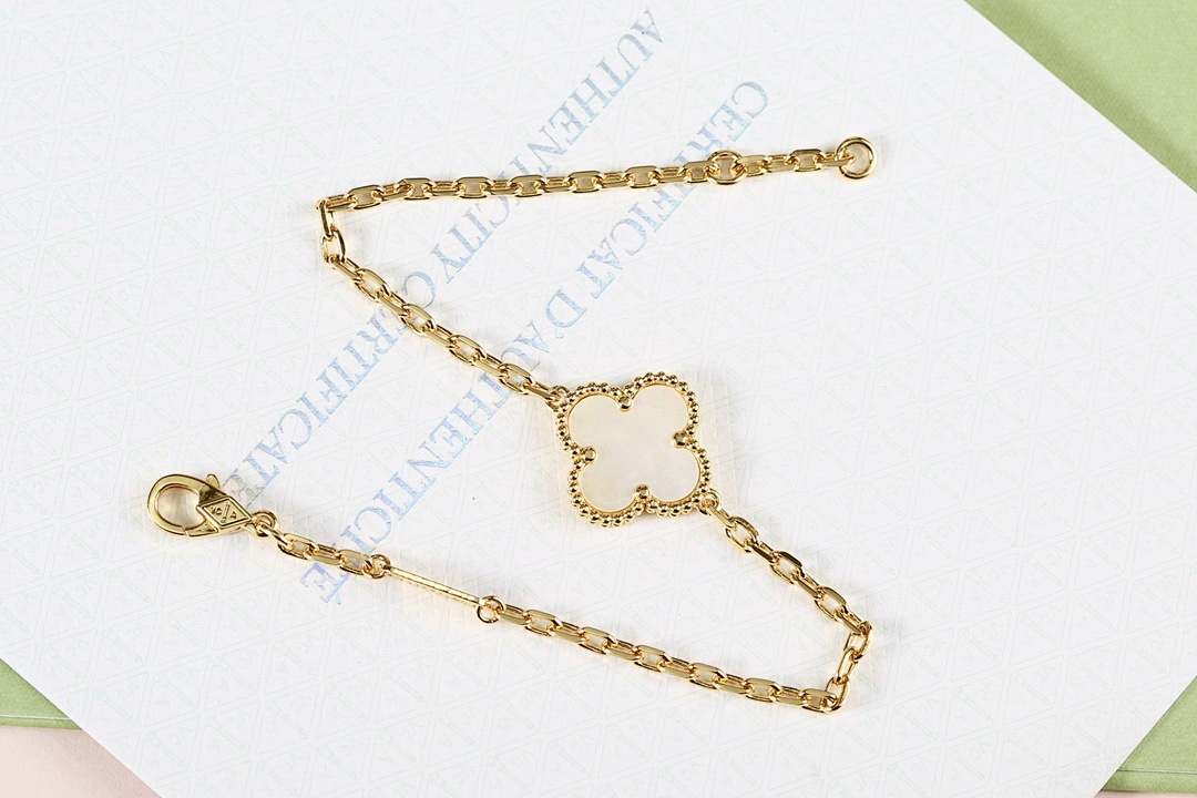 VCA Bracelet 166