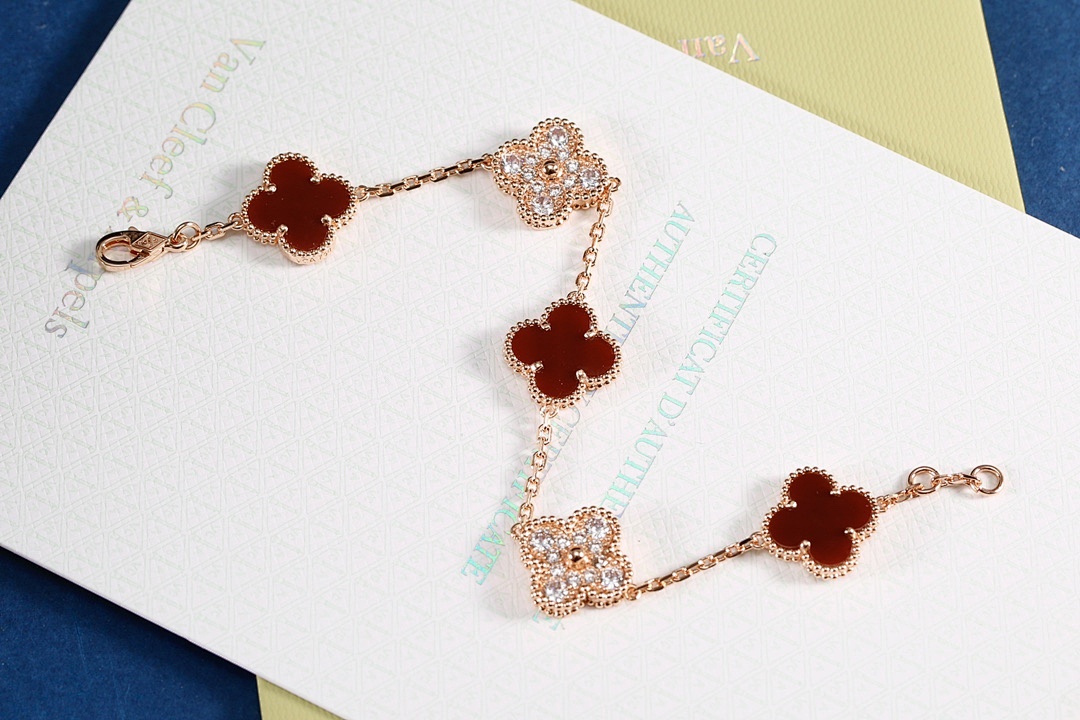 VCA Bracelet 182