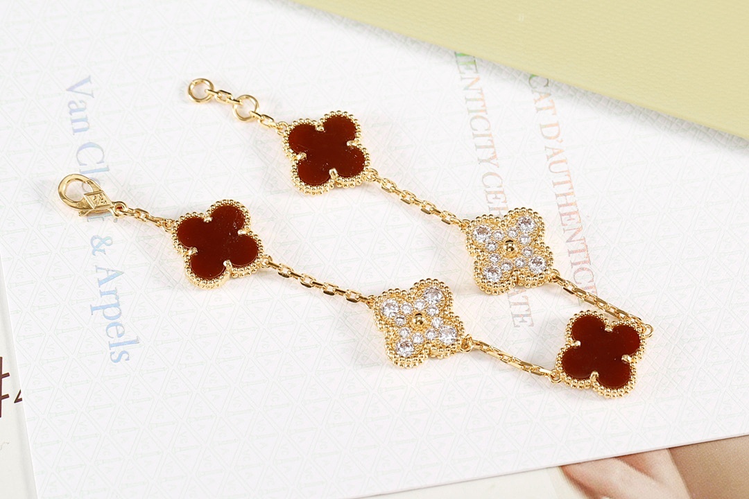 VCA Bracelet 195