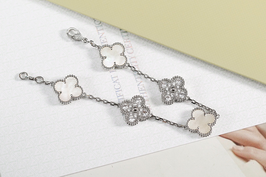 VCA Bracelet 196