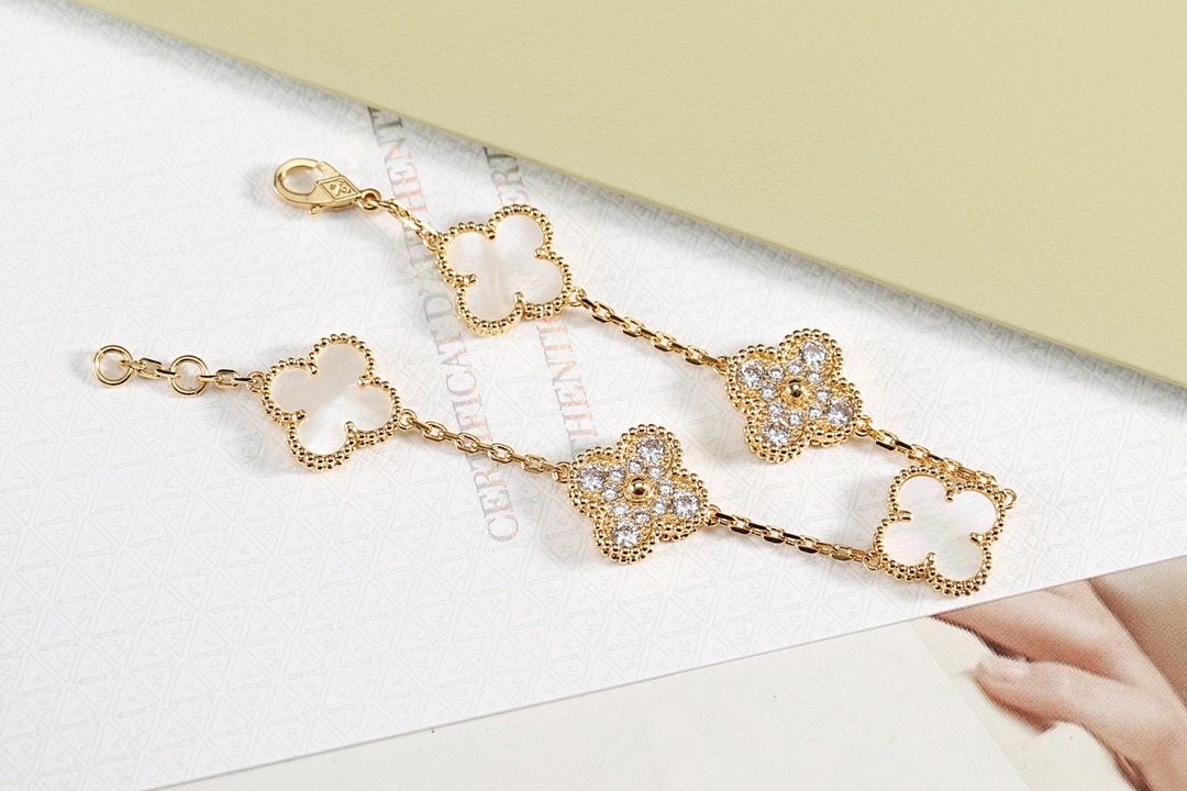 VCA Bracelet 197