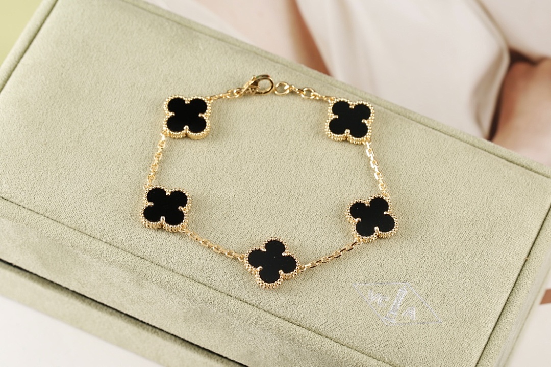 VCA Bracelet 200