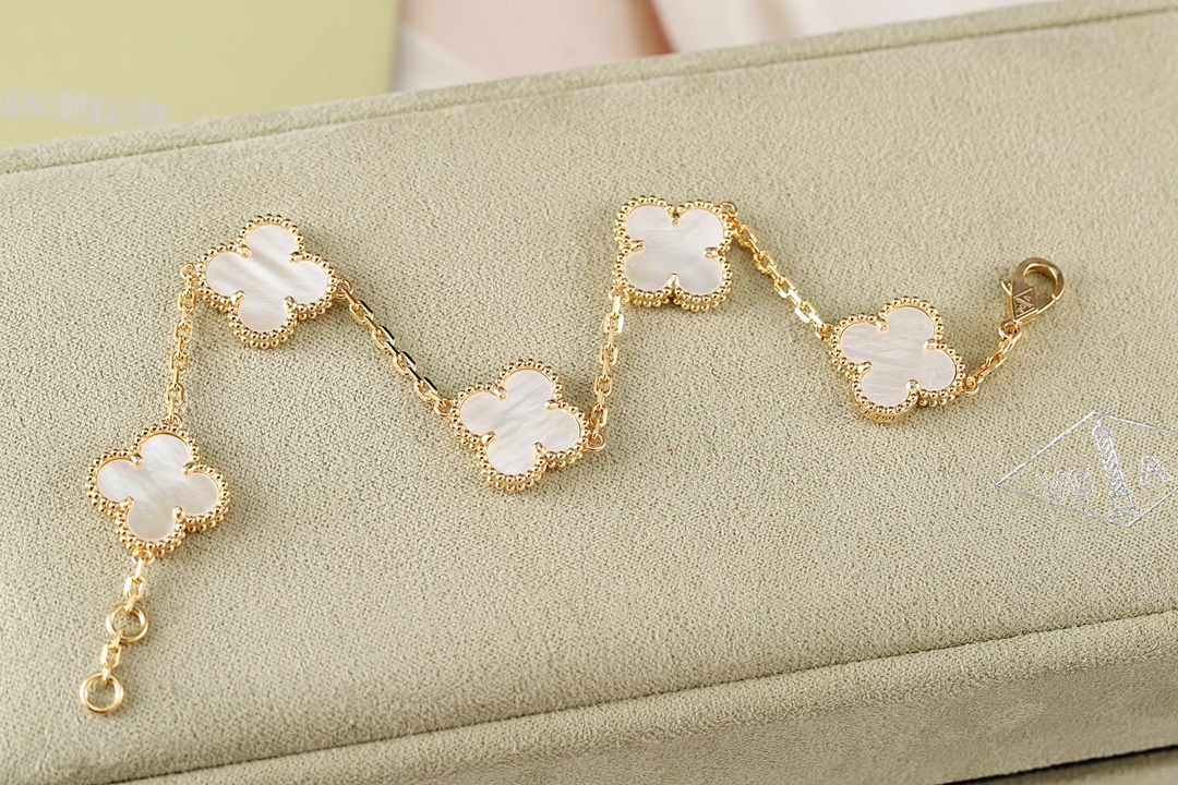 VCA Bracelet 201