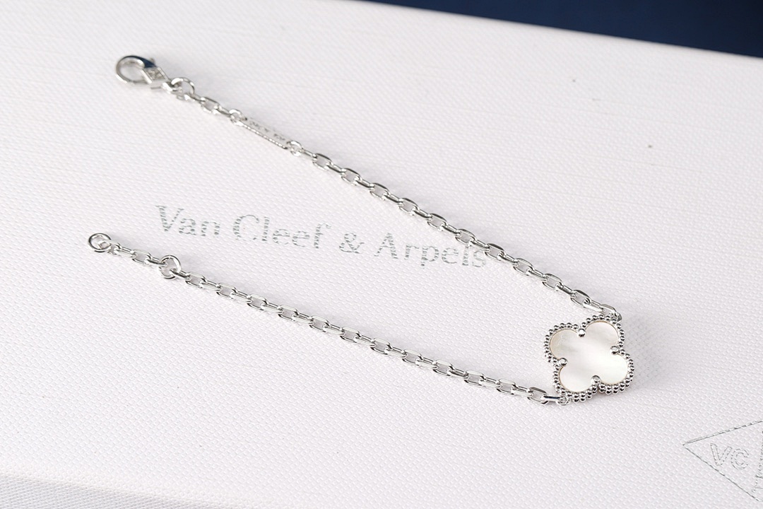 VCA Bracelet 205