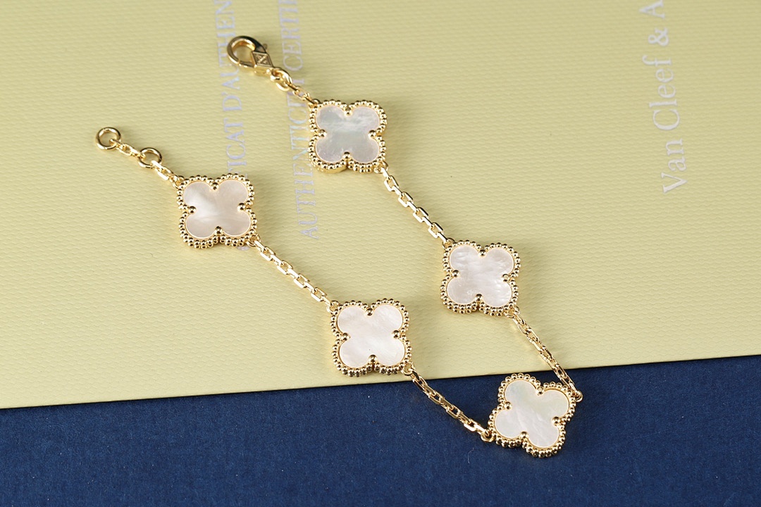 VCA Bracelet 206