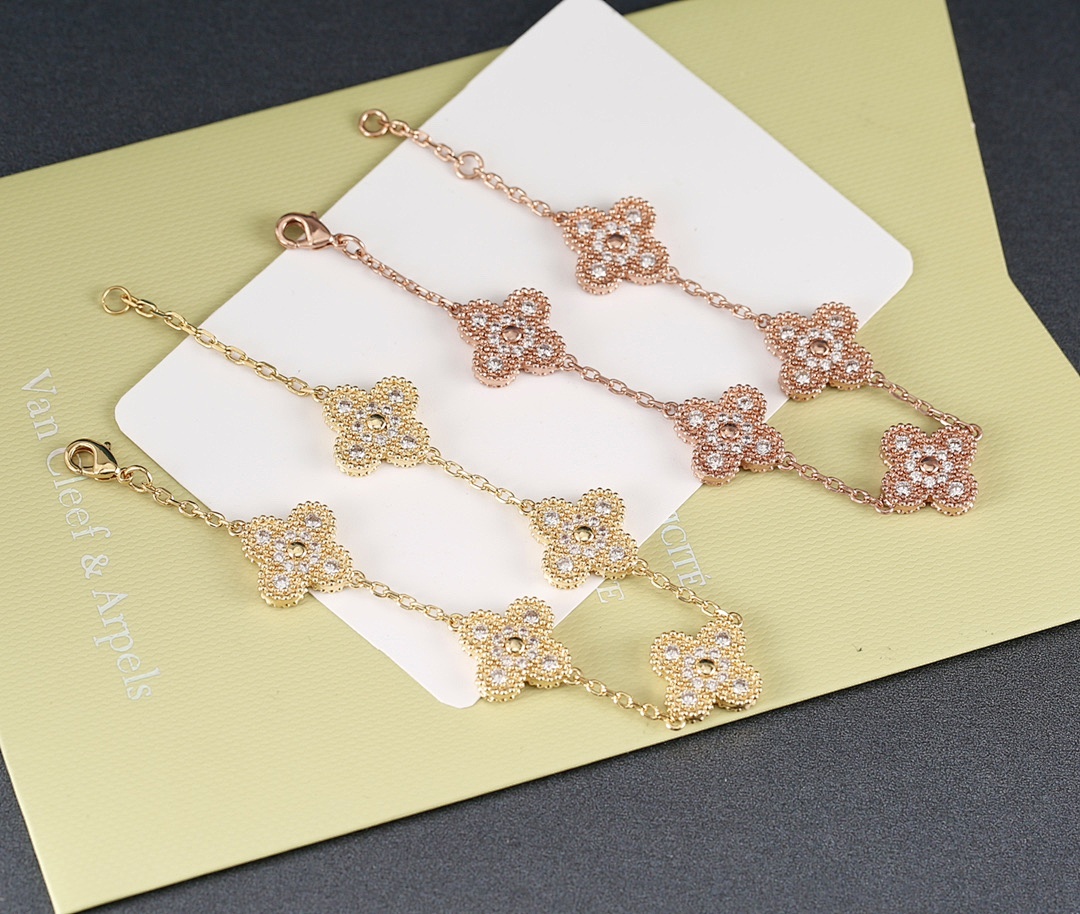 VCA Bracelet 209