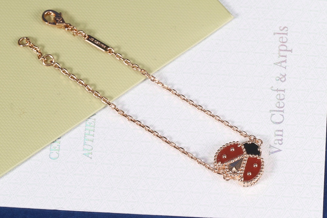 VCA Bracelet 216