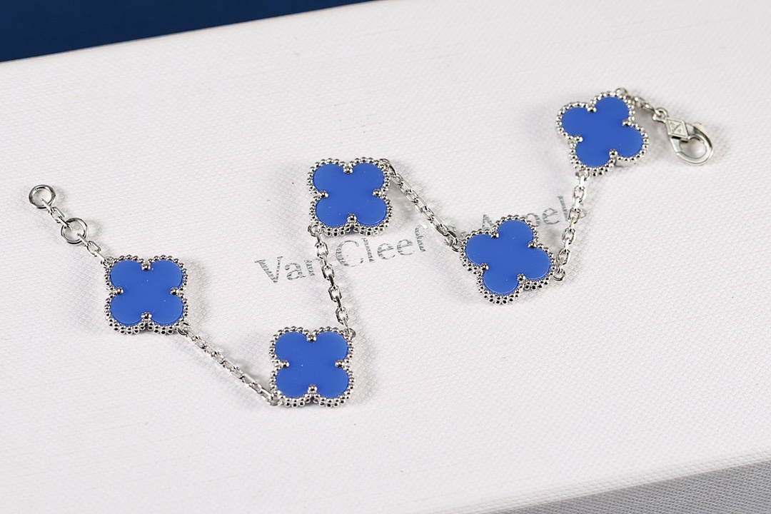 VCA Bracelet 218