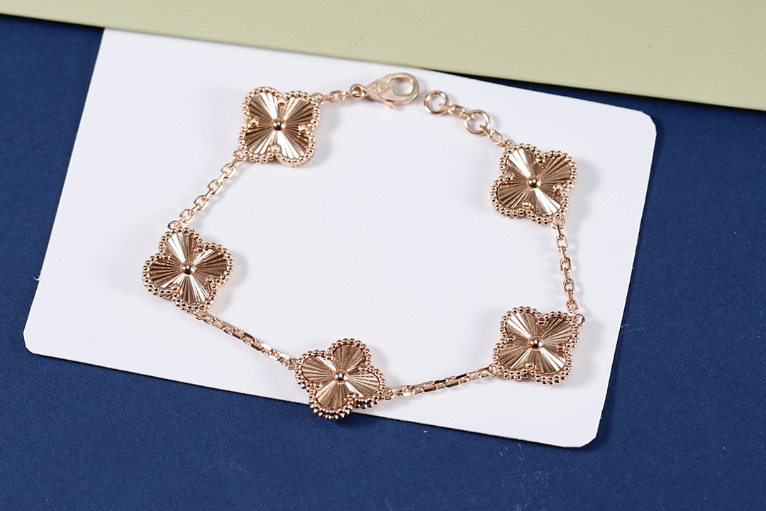 VCA Bracelet 222