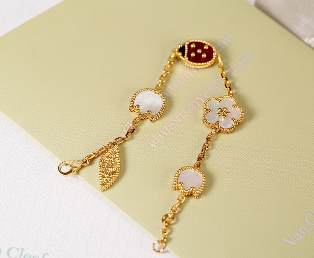 VCA Bracelet 225