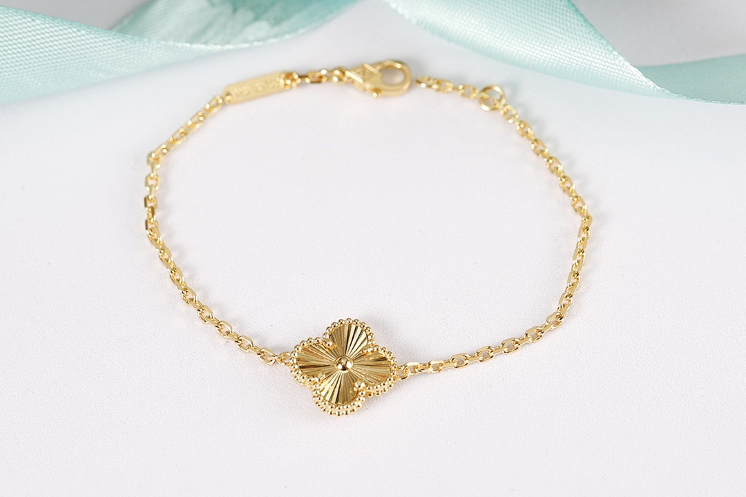 VCA Bracelet 226