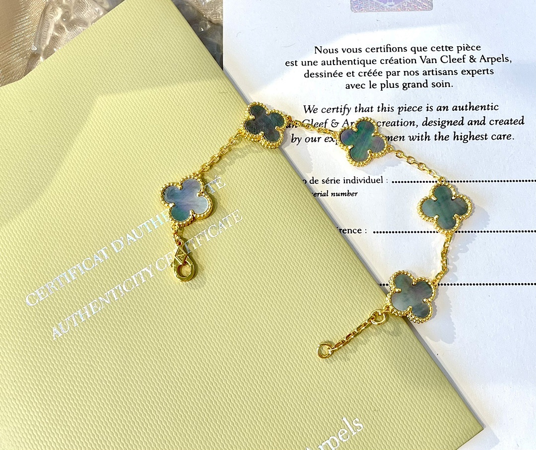VCA Bracelet 230