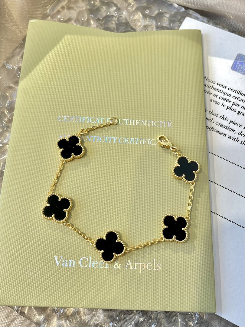 VCA Bracelet 233