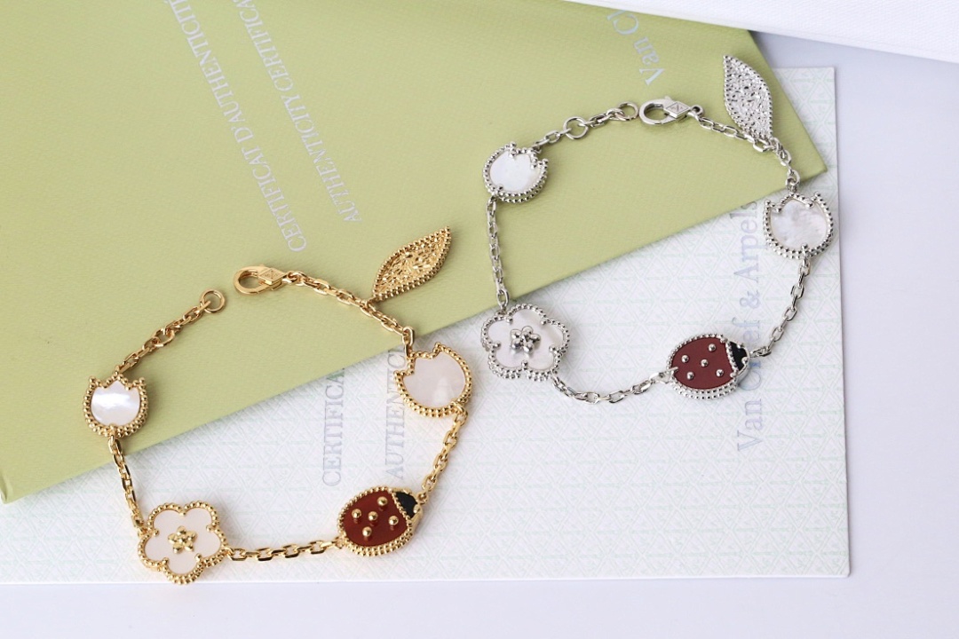 VCA Bracelet 235