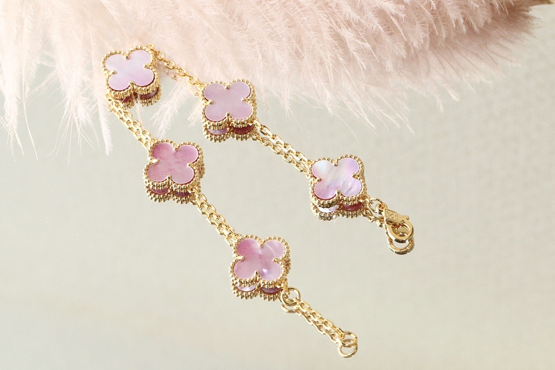 VCA Bracelet 239