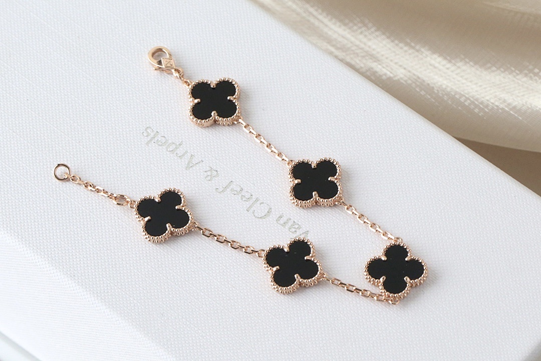 VCA Bracelet 242