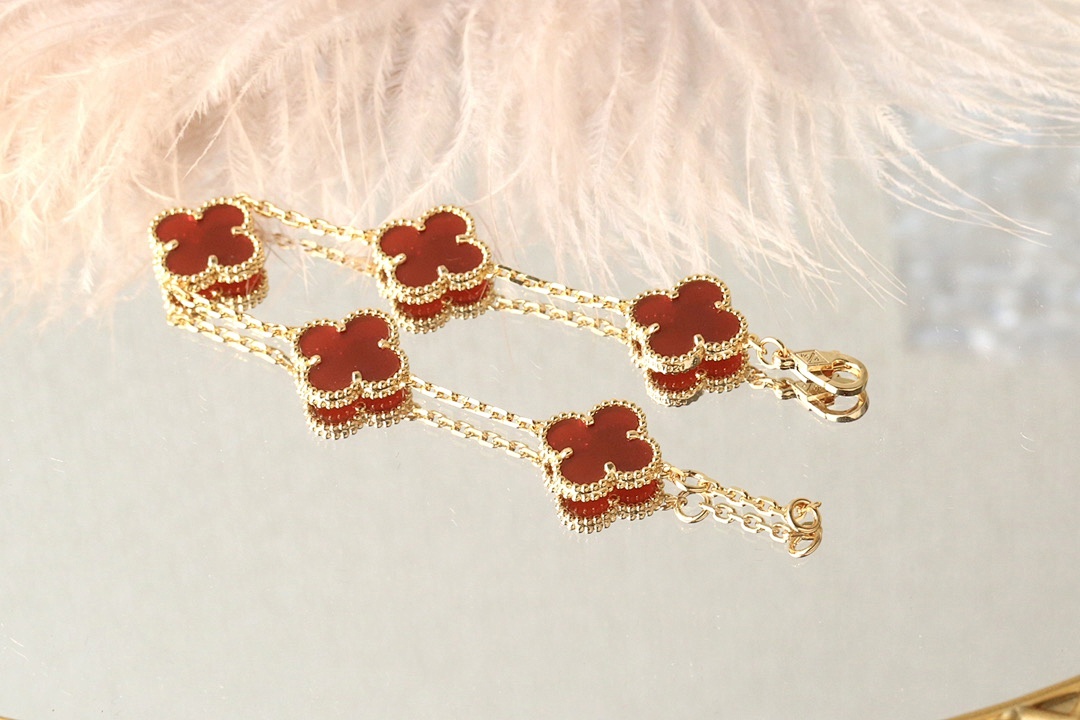 VCA Bracelet 245