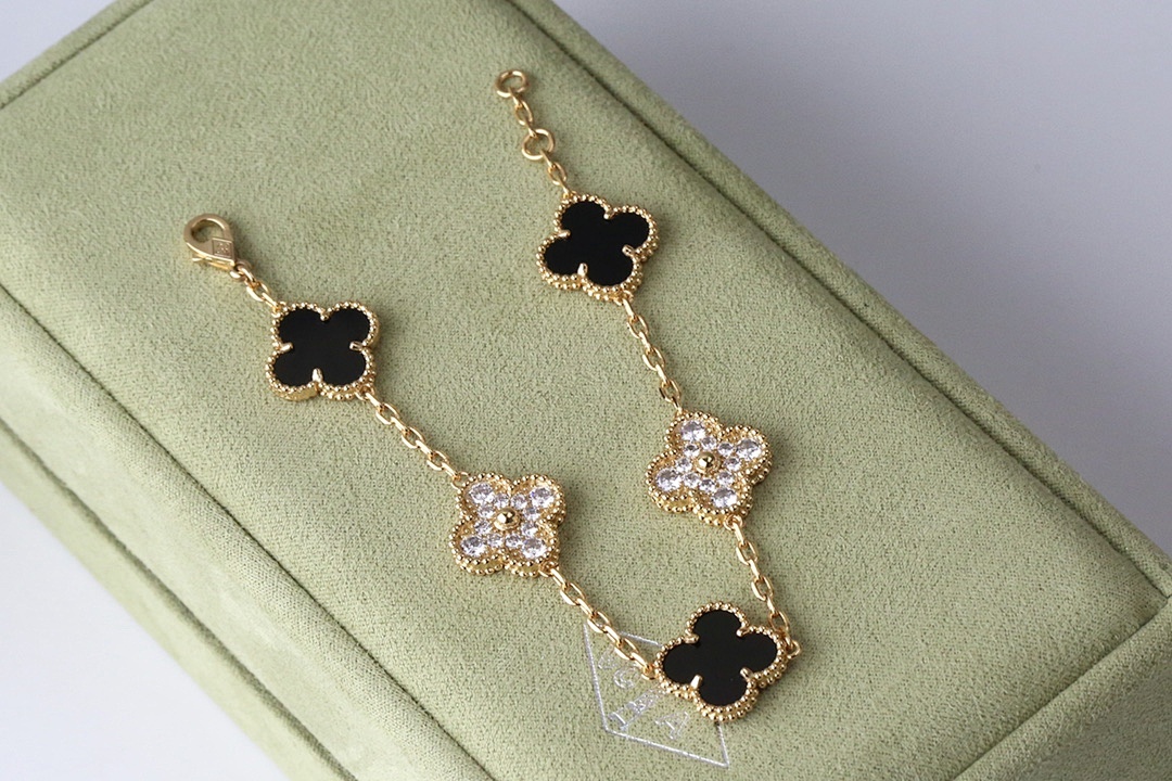 VCA Bracelet 251
