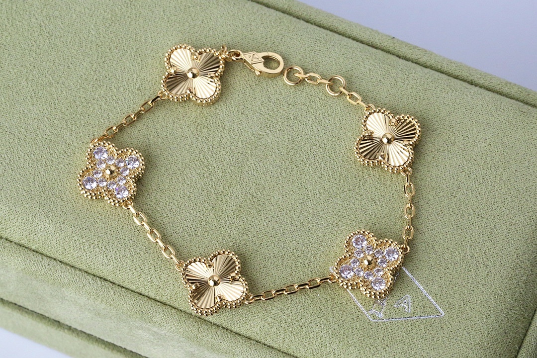 VCA Bracelet 252
