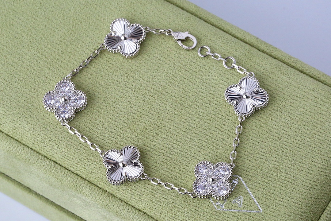 VCA Bracelet 253