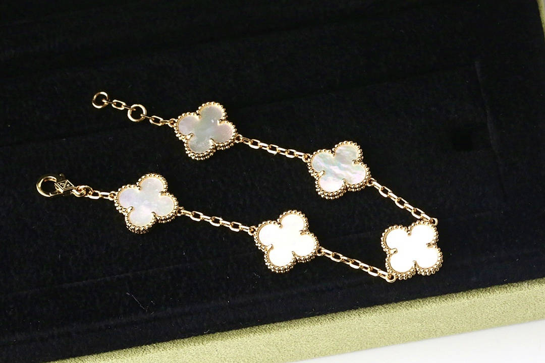 VCA Bracelet 255