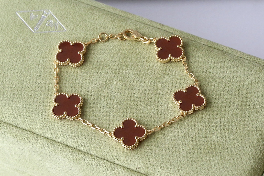 VCA Bracelet 256