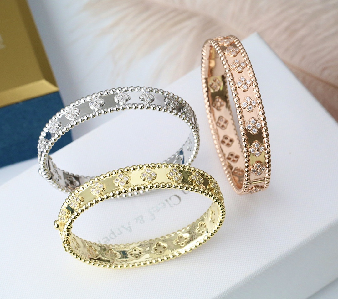 VCA Bracelet 280
