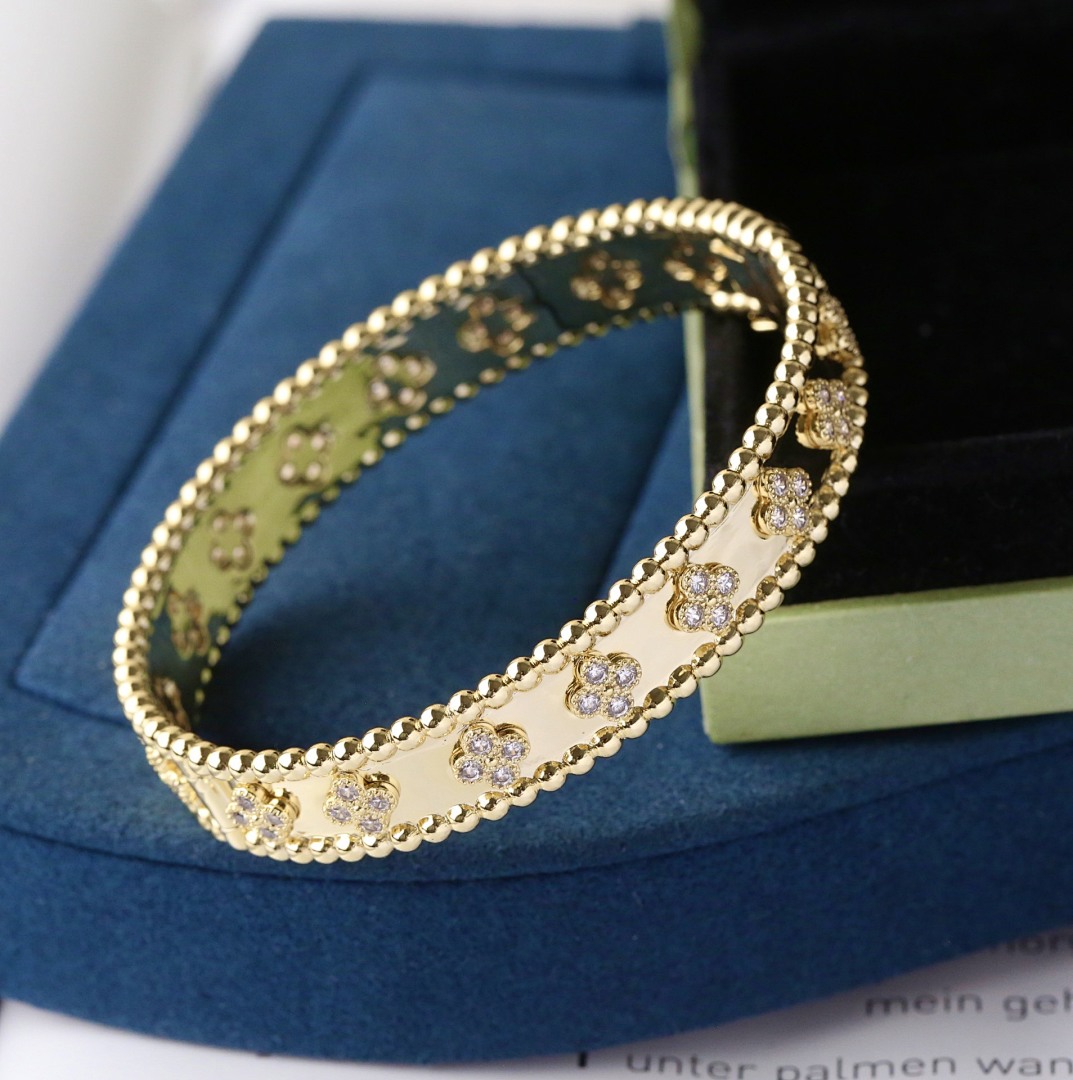 VCA Bracelet 281
