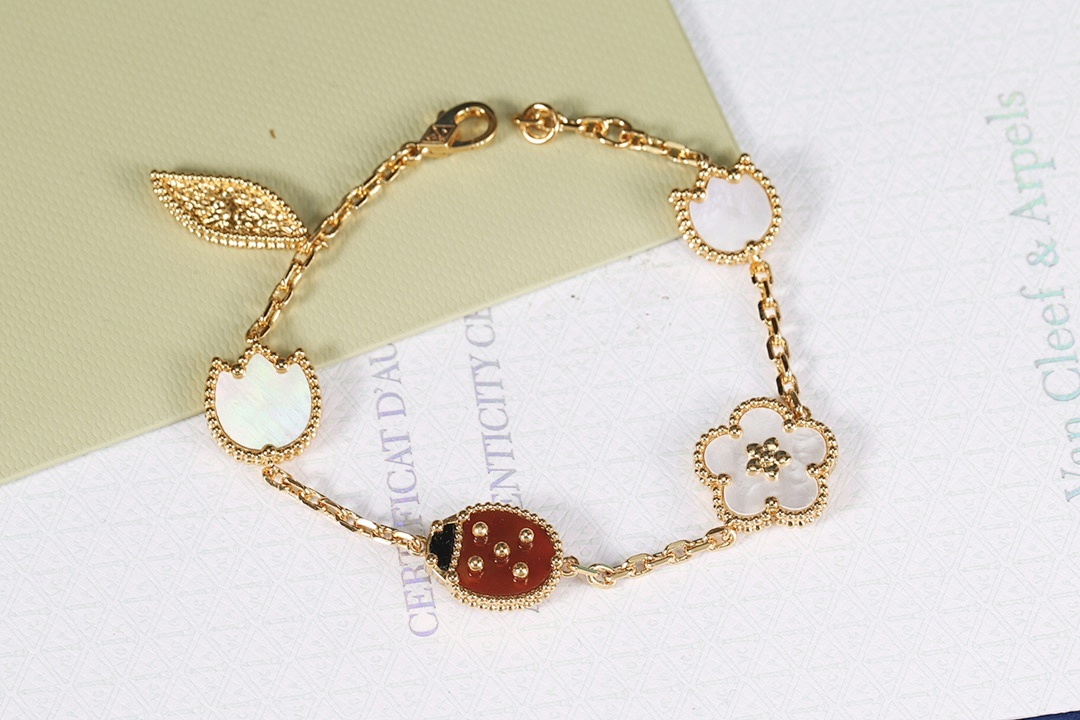 VCA Bracelet 282