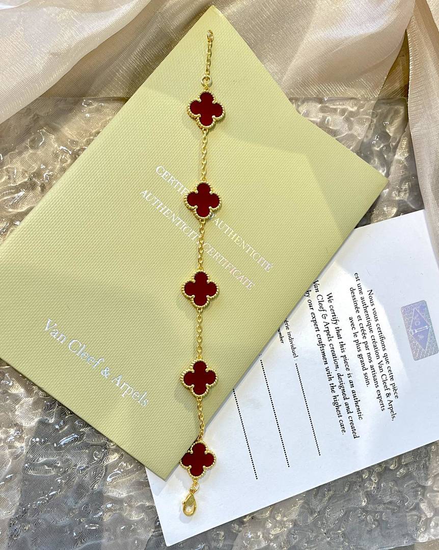 VCA Bracelet 301
