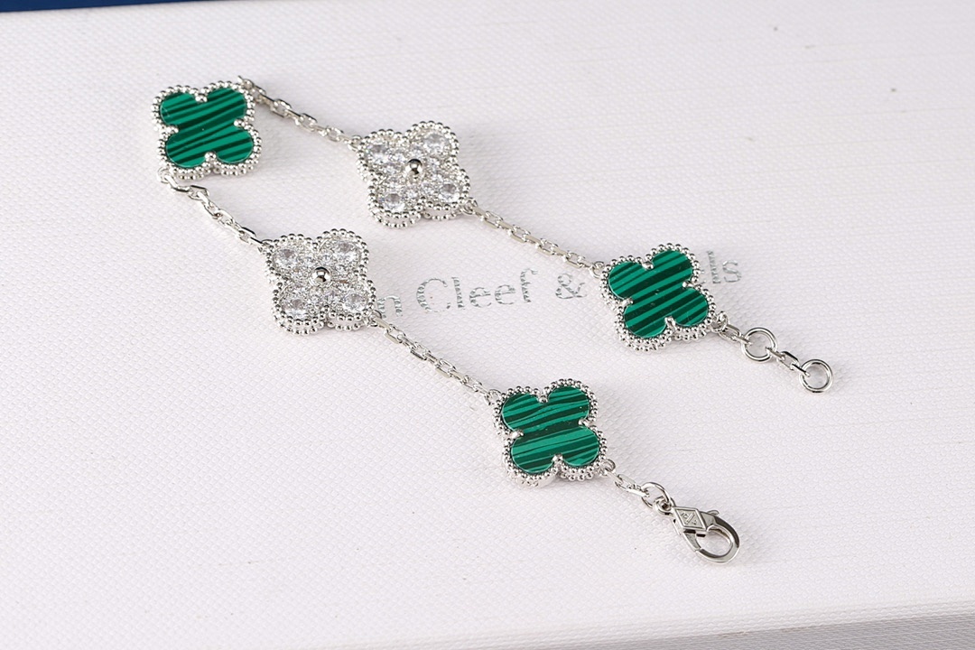 VCA Bracelet 305