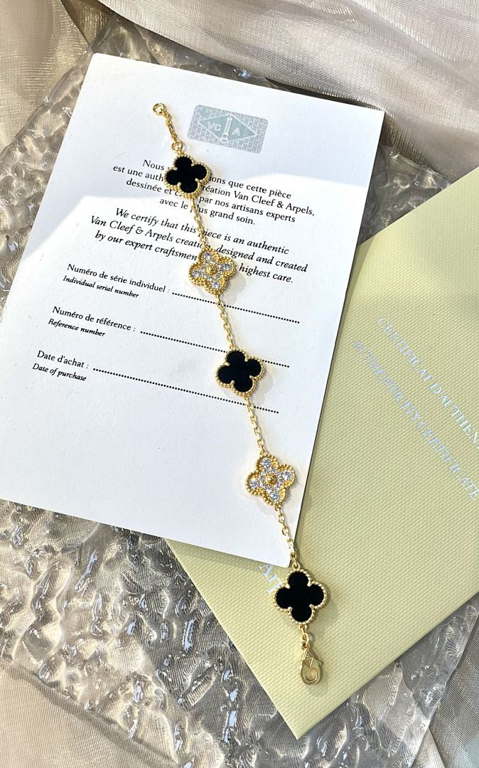 VCA Bracelet 310