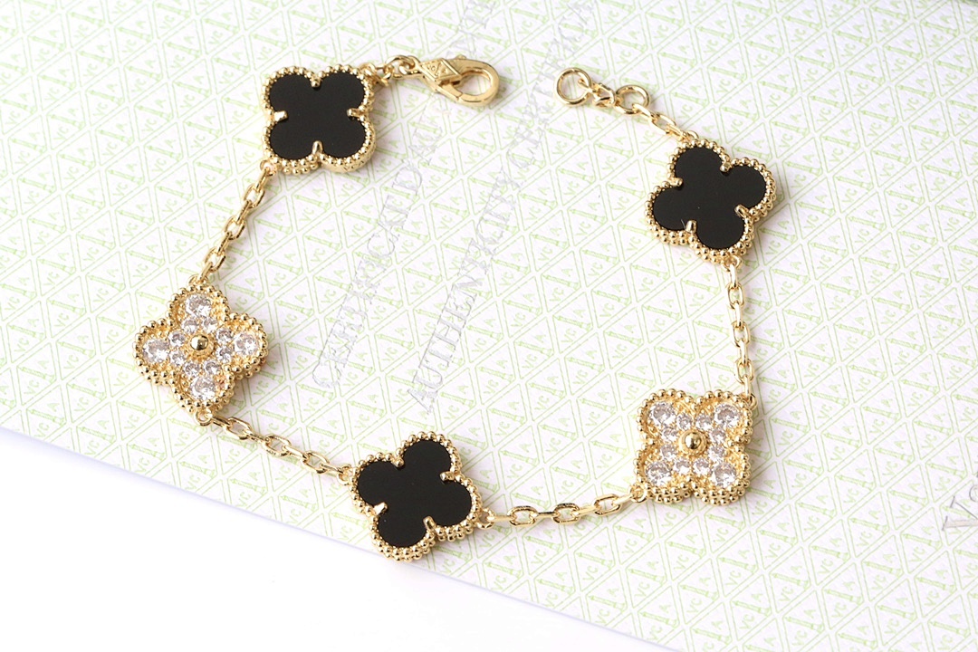 VCA Bracelet 324