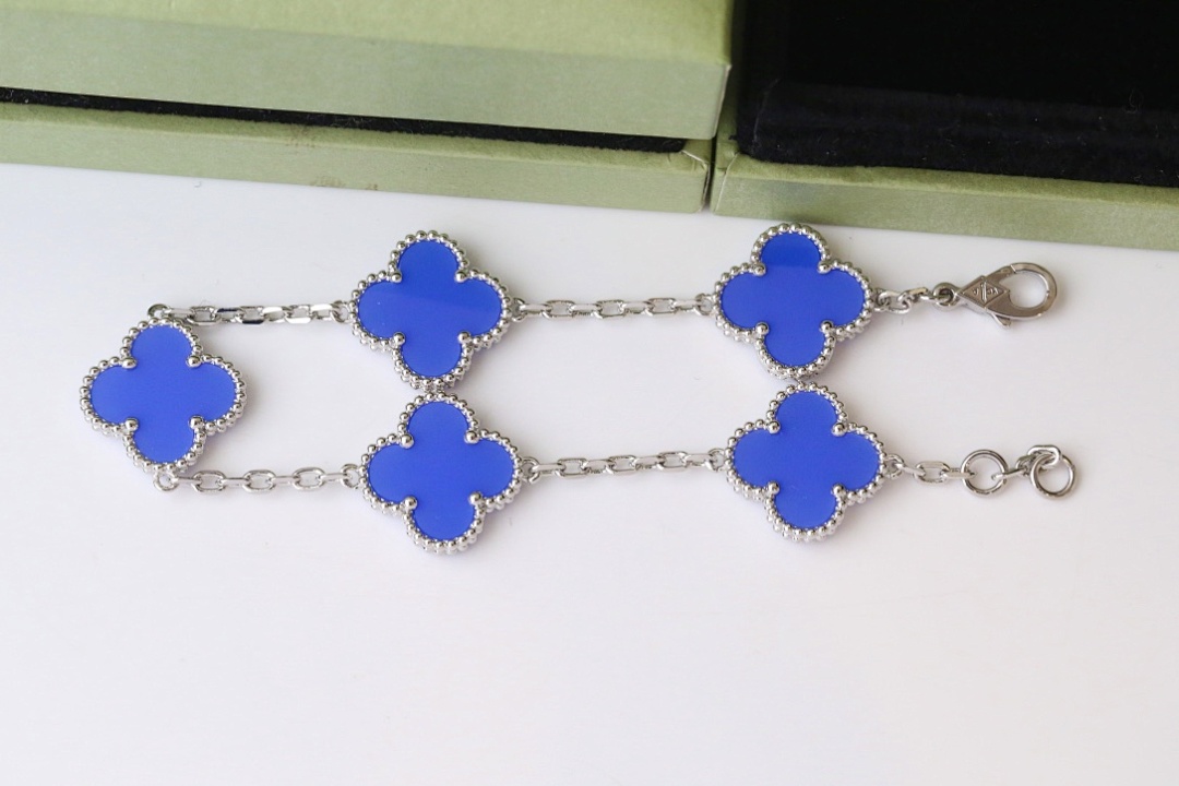 VCA Bracelet 327