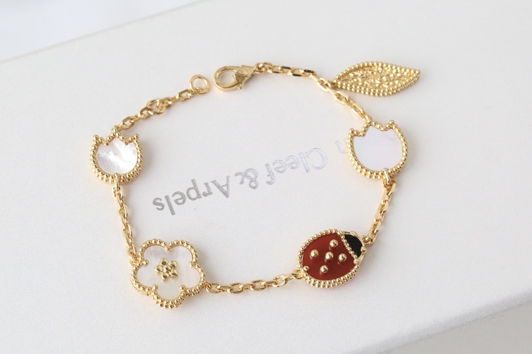 VCA Bracelet 334