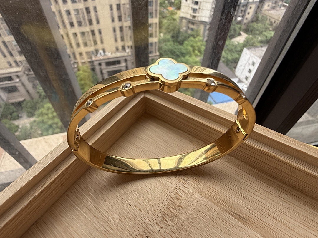 VCA Bracelet 349